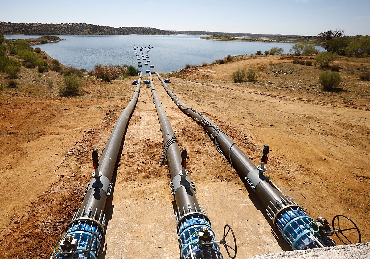 Tuberías de bombeo de agua desde La Colada en la obra de emergencia del Gobierno