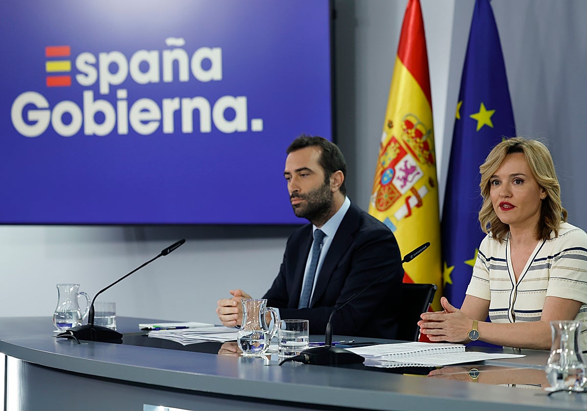 Pilar Alegría y Carlos Cuerpo, durante la rueda de prensa de este martes posterior al Consejo de Ministros