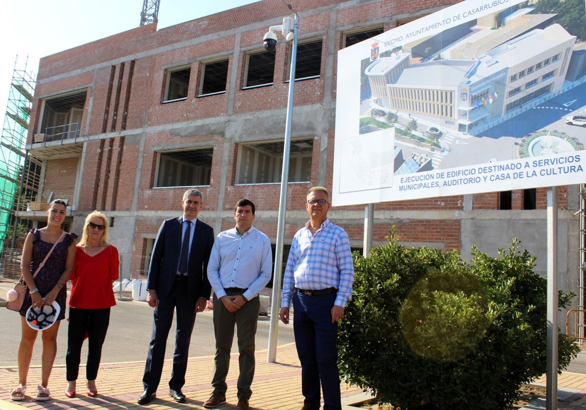 Autoridades durante la visita a las obras del edificio de usos múltiples