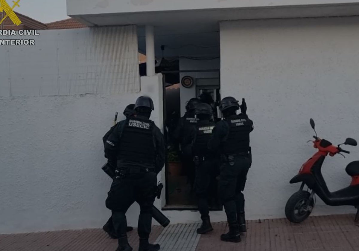 Agentes de la Guardia Civil intervienen durante la operación