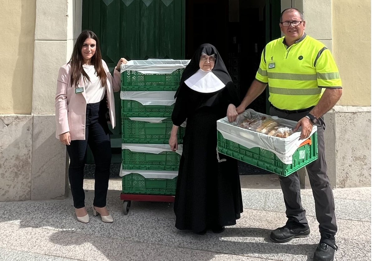 Representantes de Mercadona y de las Hermanitas de los Ancianos Desamparados de Valencia