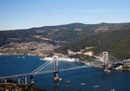 Reabren el tráfico en el puente de Rande tras retirar la carga de un camión accidentado