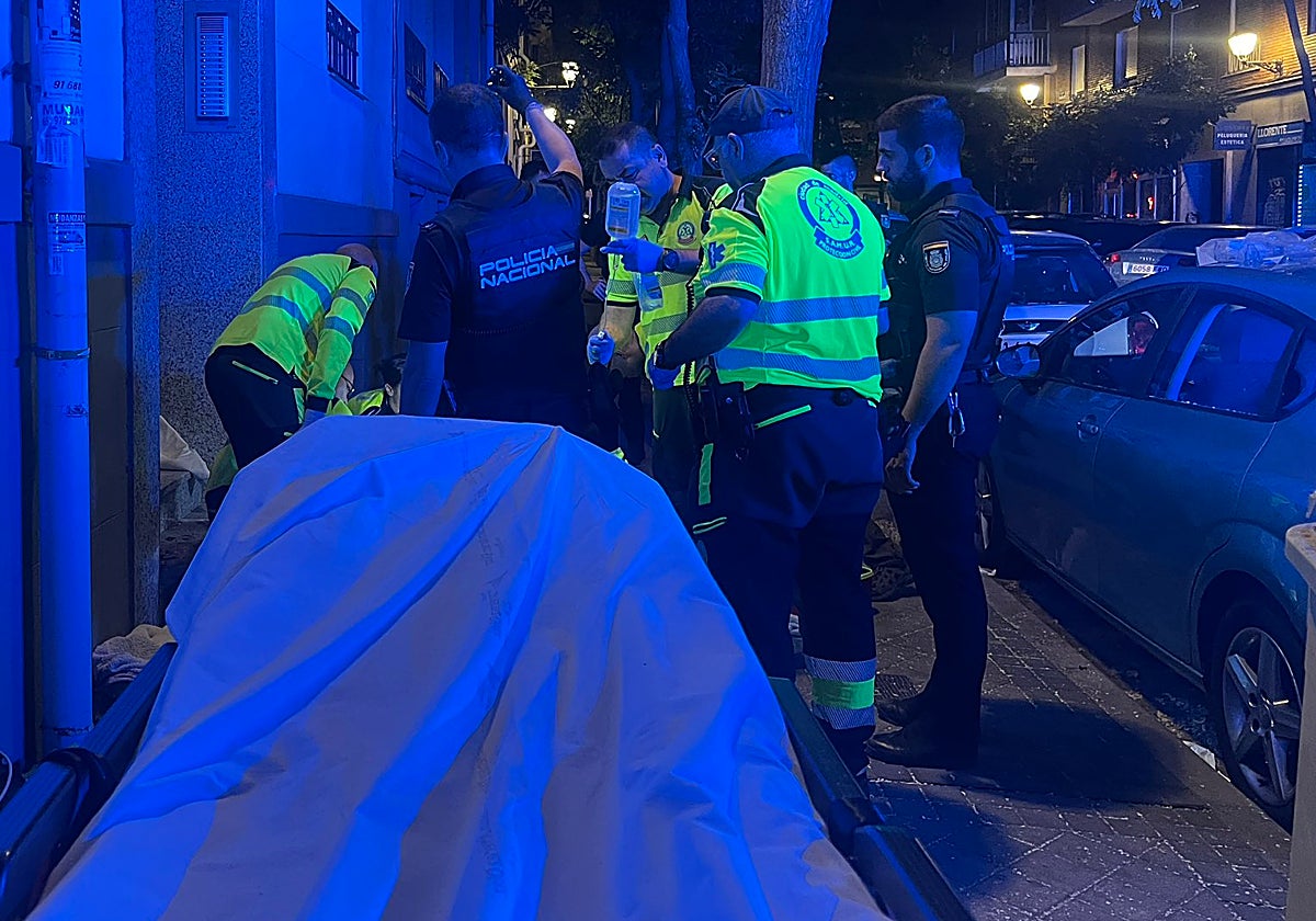 Policía y Samur atienden al herido de gravedad tras ser macheteado