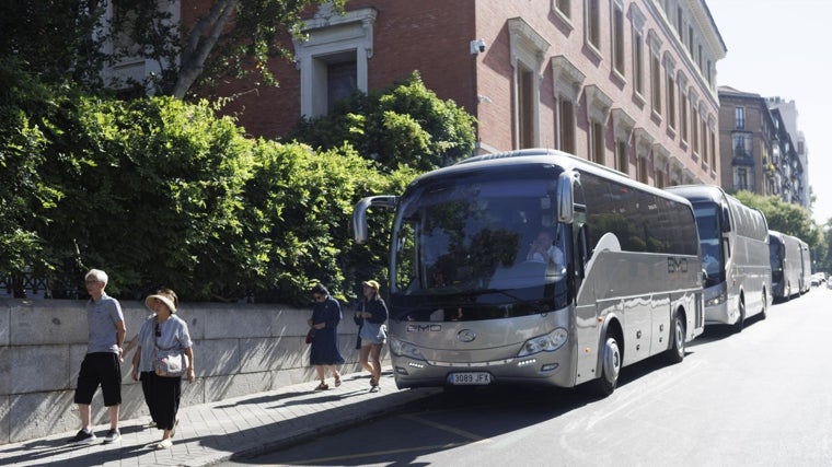 Turistas bajan de un autobús turístico frente a la Real Academia Española (RAE)