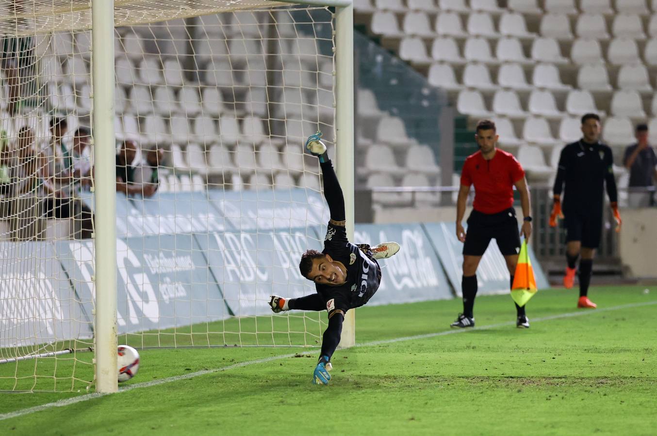 Las mejores imágenes del II Trofeo Puertas de Córdoba ante el Rayo Vallecano