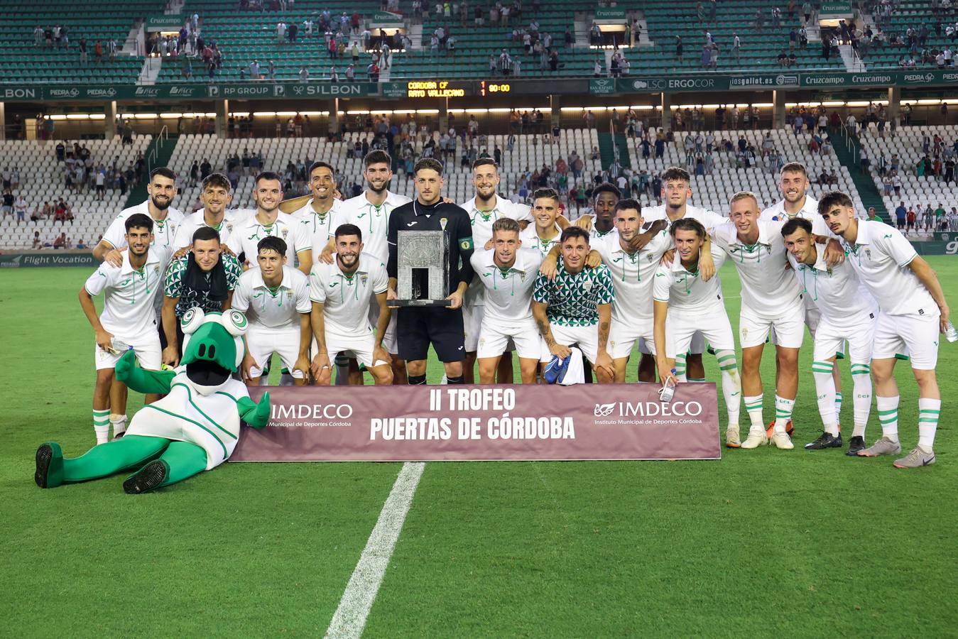 Las mejores imágenes del II Trofeo Puertas de Córdoba ante el Rayo Vallecano
