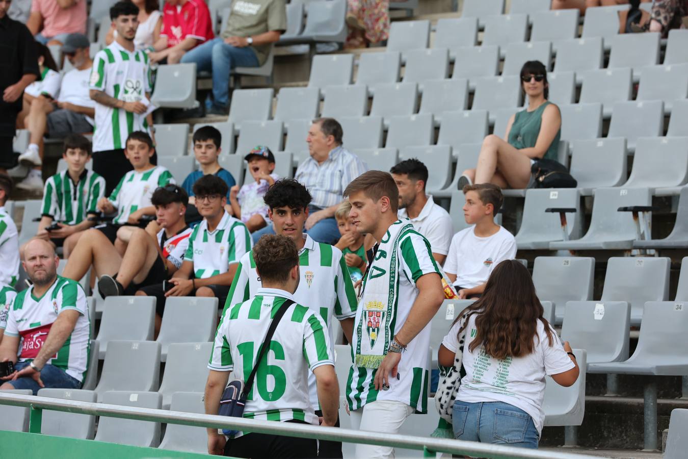 Las mejores imágenes del II Trofeo Puertas de Córdoba ante el Rayo Vallecano