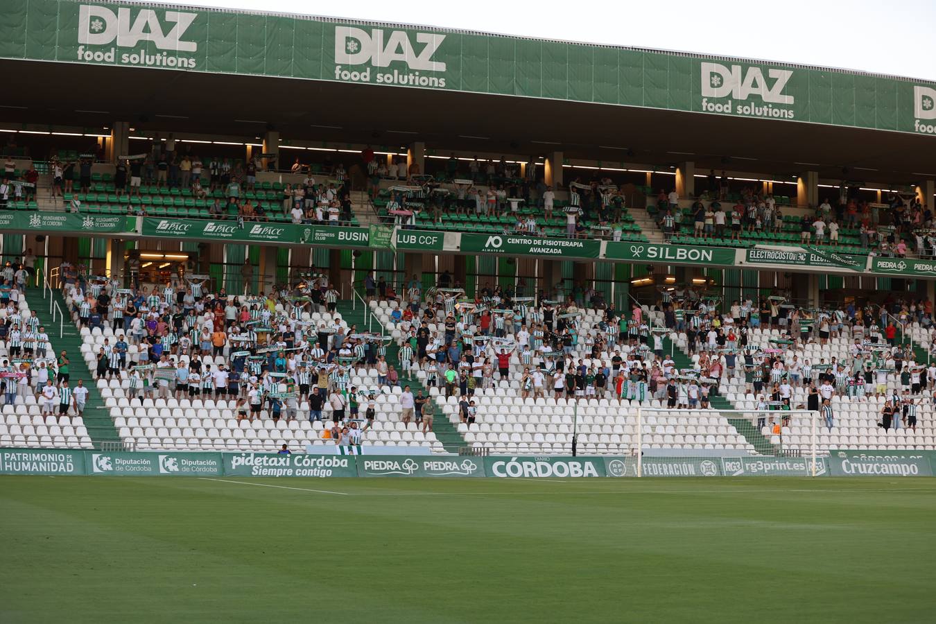 Las mejores imágenes del II Trofeo Puertas de Córdoba ante el Rayo Vallecano
