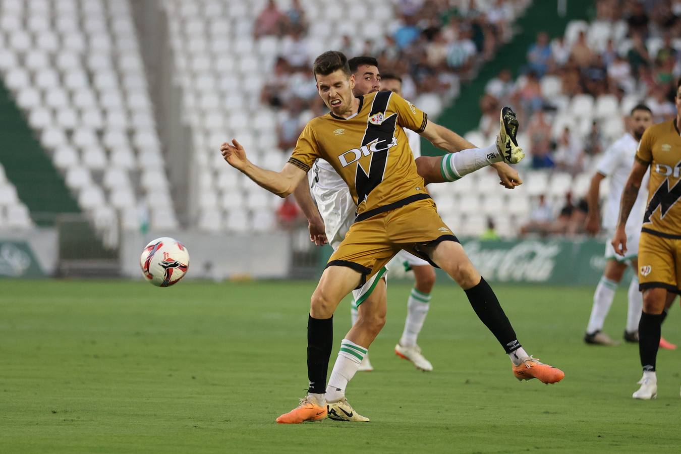 Las mejores imágenes del II Trofeo Puertas de Córdoba ante el Rayo Vallecano