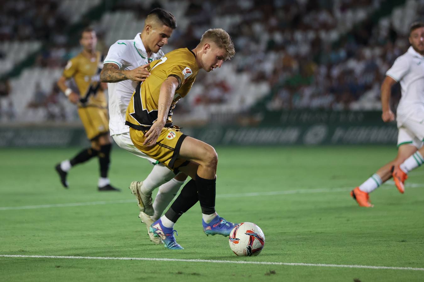 Las mejores imágenes del II Trofeo Puertas de Córdoba ante el Rayo Vallecano