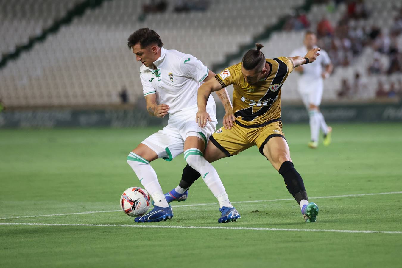 Las mejores imágenes del II Trofeo Puertas de Córdoba ante el Rayo Vallecano