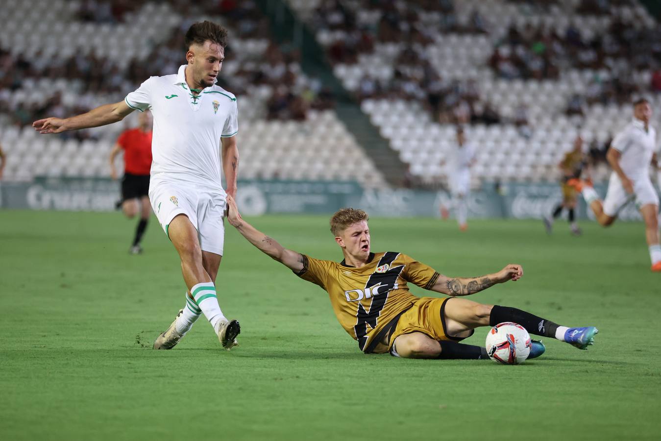 Las mejores imágenes del II Trofeo Puertas de Córdoba ante el Rayo Vallecano