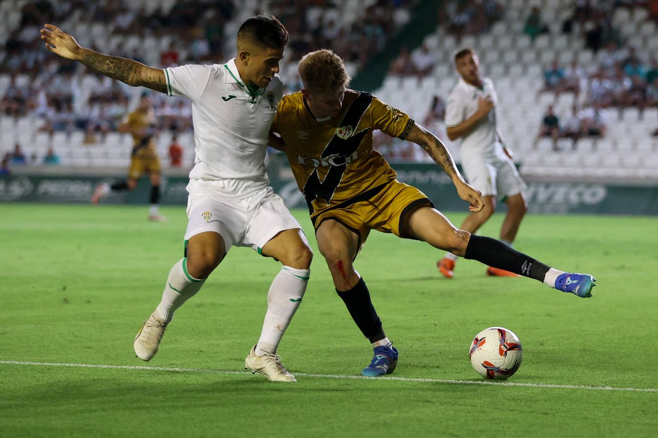 Las mejores imágenes del II Trofeo Puertas de Córdoba ante el Rayo Vallecano