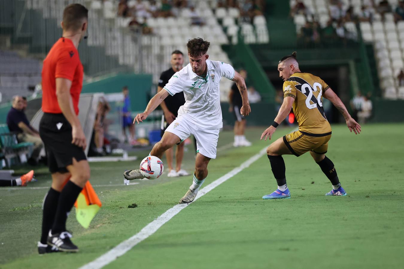 Las mejores imágenes del II Trofeo Puertas de Córdoba ante el Rayo Vallecano