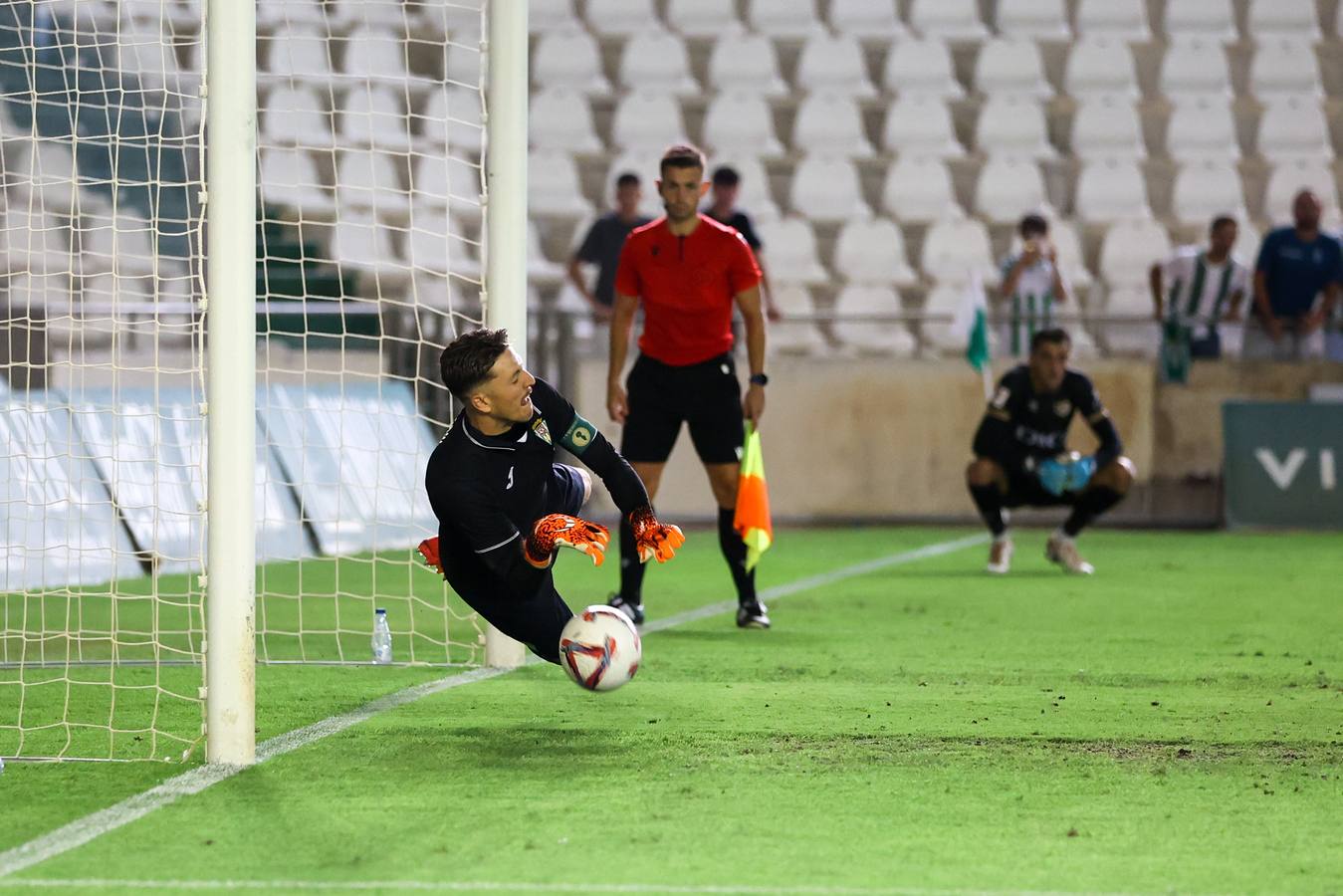 Las mejores imágenes del II Trofeo Puertas de Córdoba ante el Rayo Vallecano