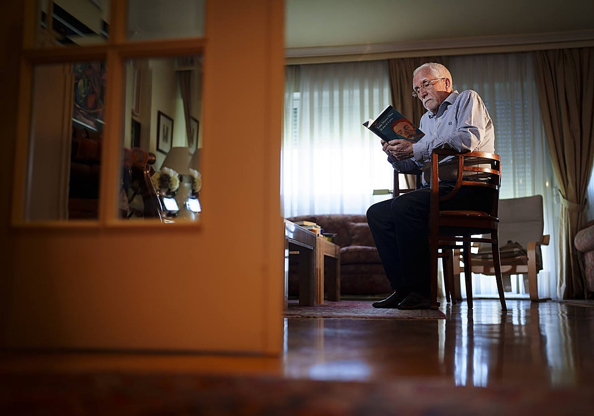 Luis Mateo Díez, en su casa de Madrid