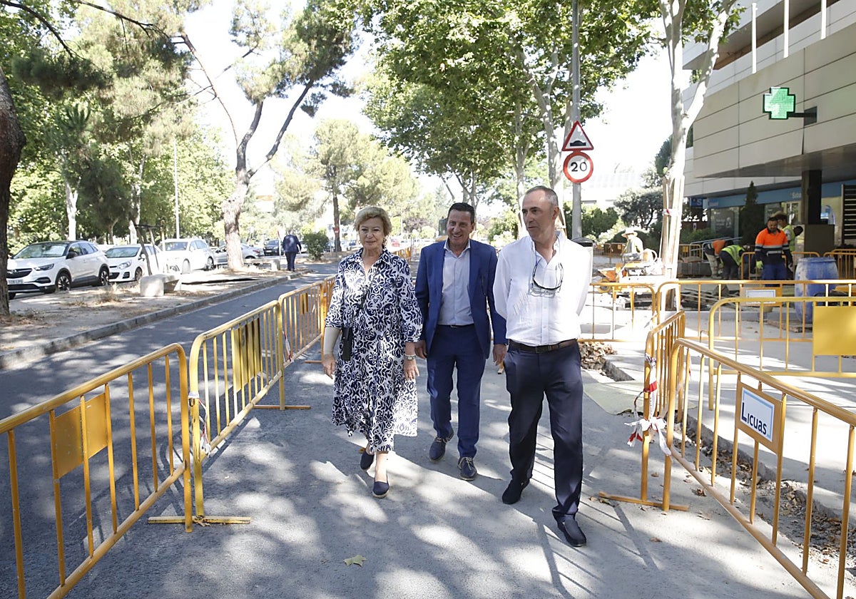 La delegada de Obras y Equipamientos del Ayuntamiento de Madrid, Paloma García Romero, visita las obras en la calle de Nuria, en el distrito de Fuencarral-El Pardo