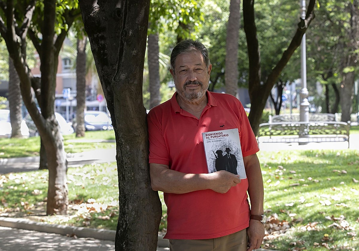 Carlos Camacho, con un ejemplar de su libro