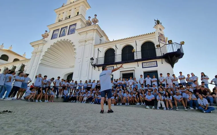 Imagen principal - lLas jornadas, como muestran las imágenes de la celebrada el pasado año, cuentan con actividades de formación y convivencia en la aldea. A la derecha, cartel anunciado del encuentro de 2024