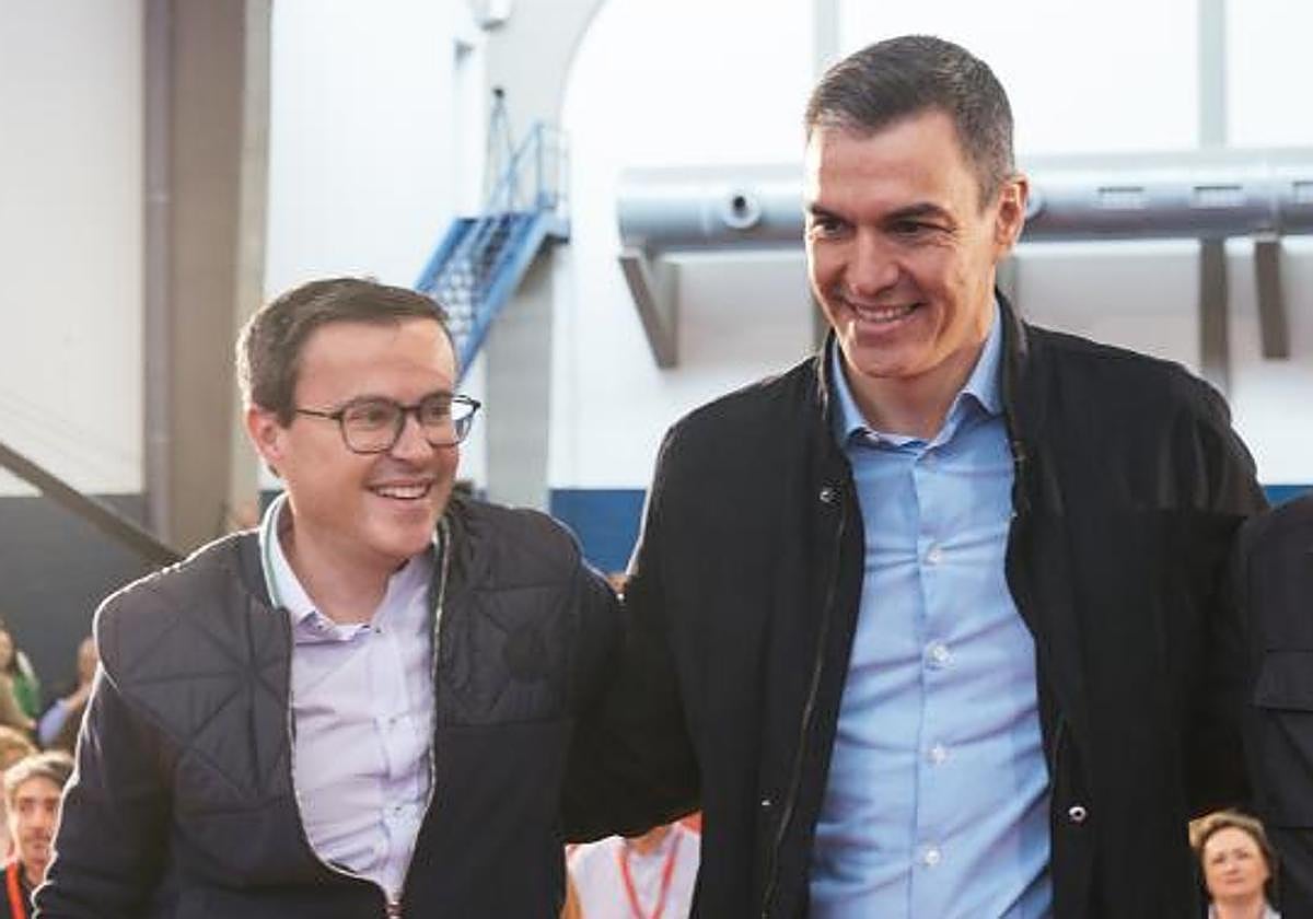 El líder del PSOE extremeño, Miguel Ángel Gallardo, junto a Pedro Sánchez tras ser proclamado sucesor de Vara