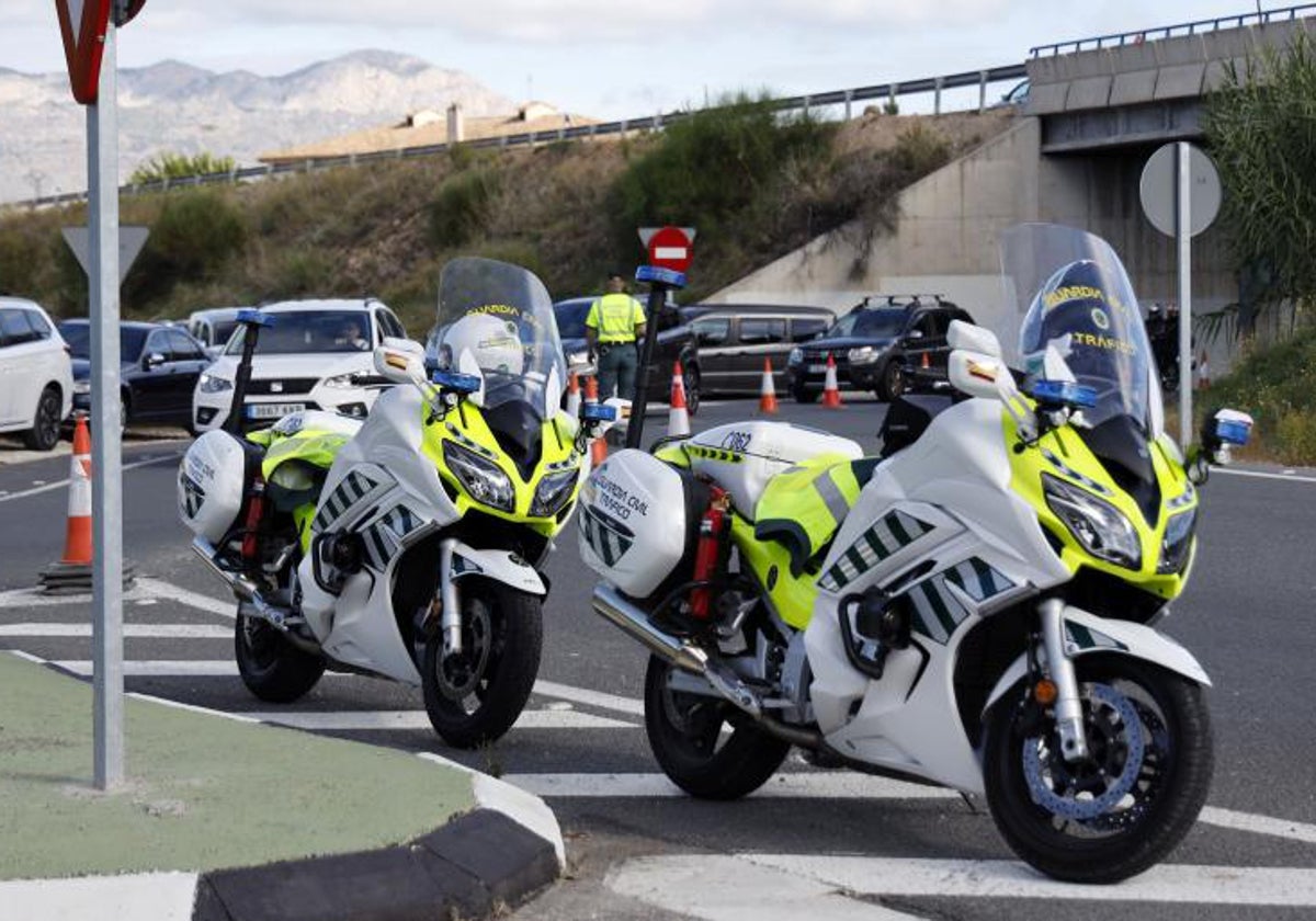 Efectivos de la Guardia Civil de Tráfico en un control junto a una autovía en la Comunidad Valenciana