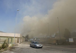 Los bomberos de Ponferrada trabajan en la extinción de un incendio en el centro de reciclaje de Santo Tomás de las Ollas