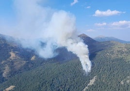 Un incendio en plena sierra de Guadarrama en El Espinar moviliza un amplio dispositivo por tierra y aire