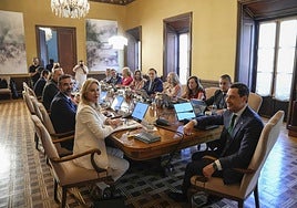 Juanma Moreno completa la remodelación de su Gobierno con nuevos nombramientos en siete consejerías