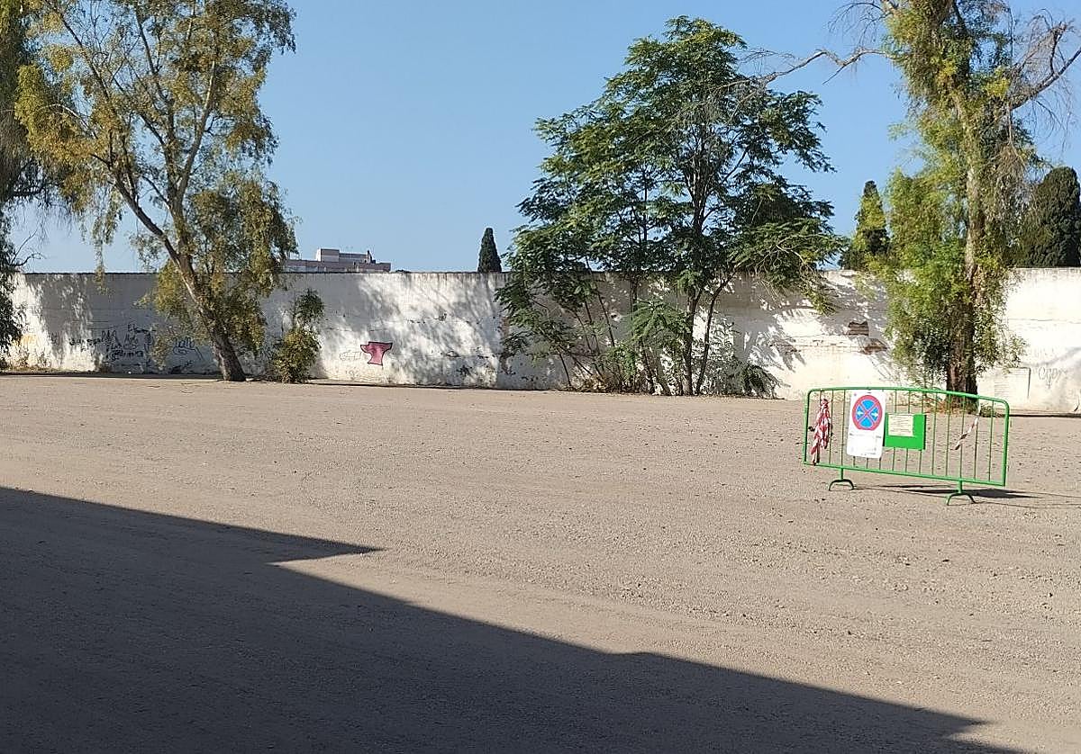 Terrenos junto al cementerio de San Rafael adecentados para aparcar