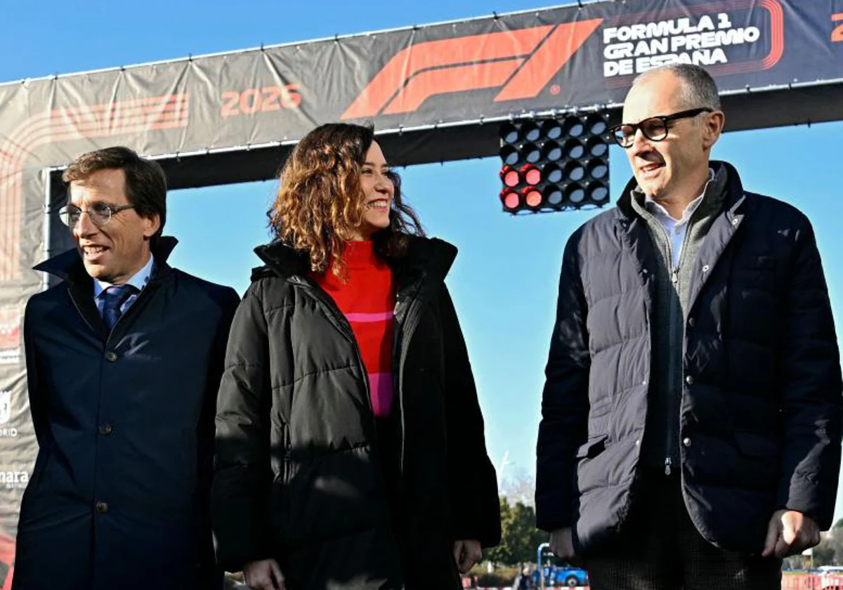 El alcalde de Madrid, José Luis Martínez-Almeida, la presidenta de la Comunidad de Madrid, Isabel Díaz Ayuso, y el CEO de la Fórmula 1, Stefano Domenicali