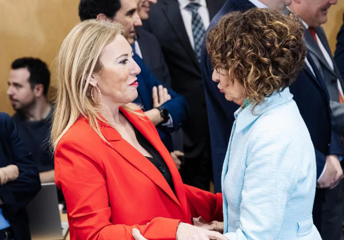 La consejera de Economía, Carolina España, saludando a la ministra María Jesús Montero en enero de 2024