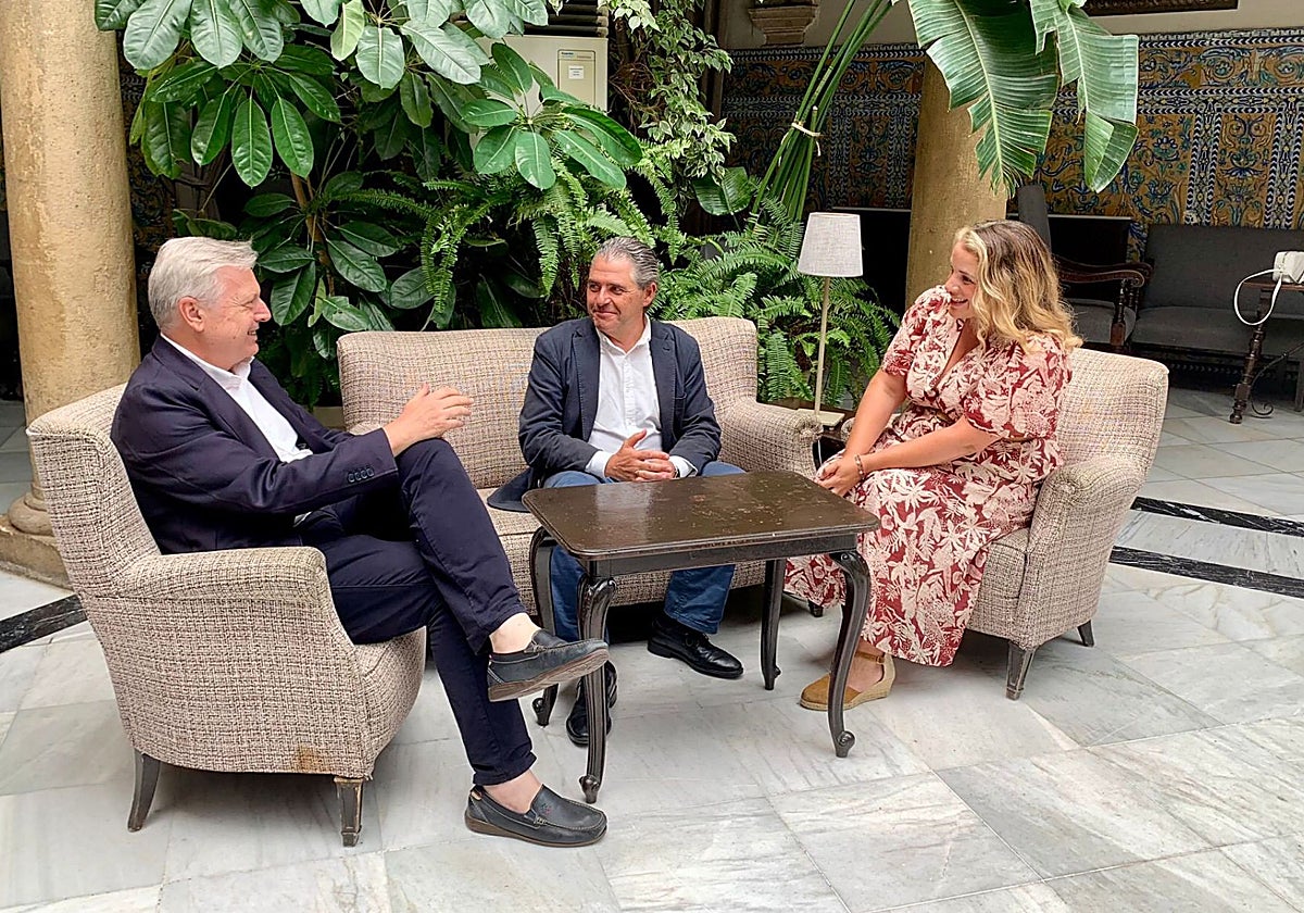 Juan José Primo Jurado, Manuel Murillo y Sarai Herrera, en el encuentro que mantuvieron recientemente