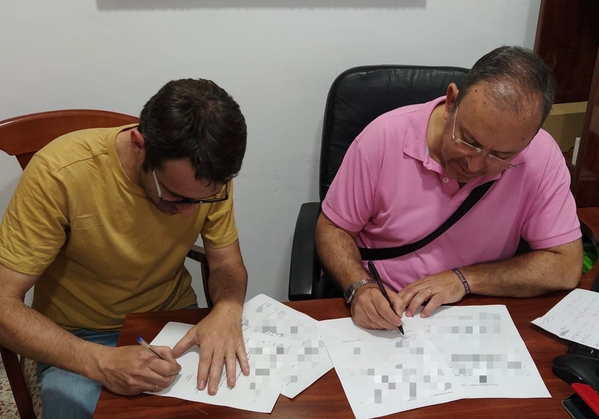 Emilio León y Enrique Ruiz Flores firman los contratos