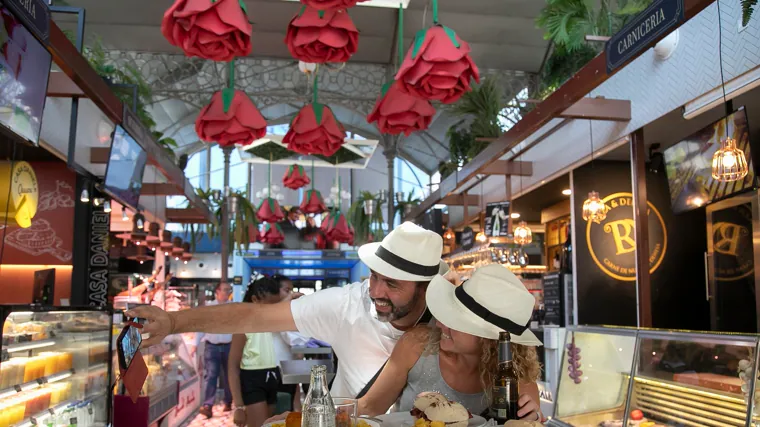 Turistas en el Mercado Victoria: un oasis en las tórridas tardes de la ciudad