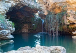 El desconocido paraje de Murcia con pozas de agua turquesa y cascada: dónde está y cómo llegar