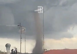 Un tornado sorprende a los vecinos del municipio castellonense de El Toro