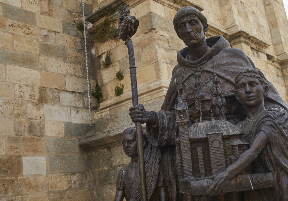 San Justo y San Pastor junto al cardenal Cisneros en una escultura alegórica