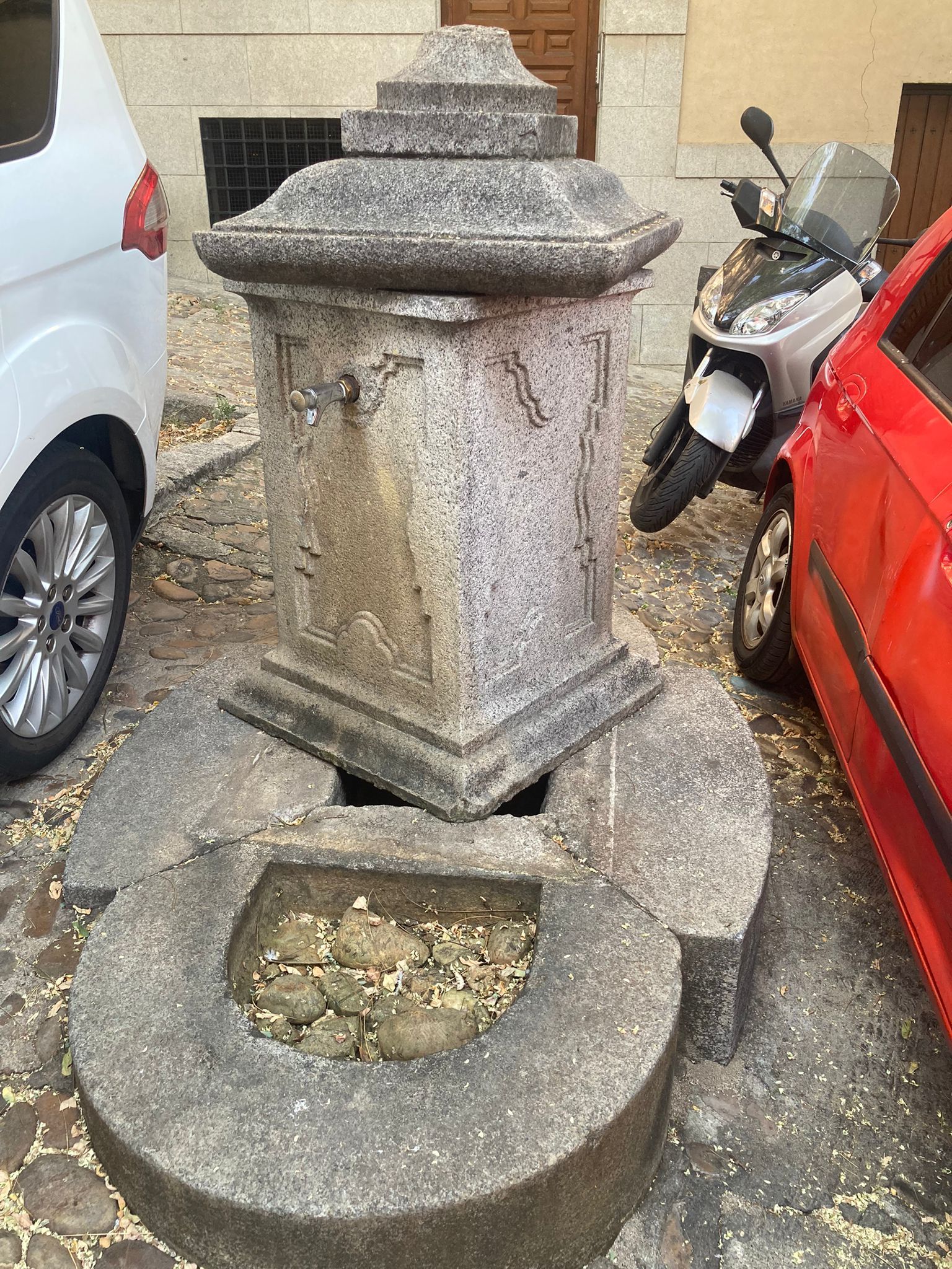 La piedra de la fuente ha sido desplazada