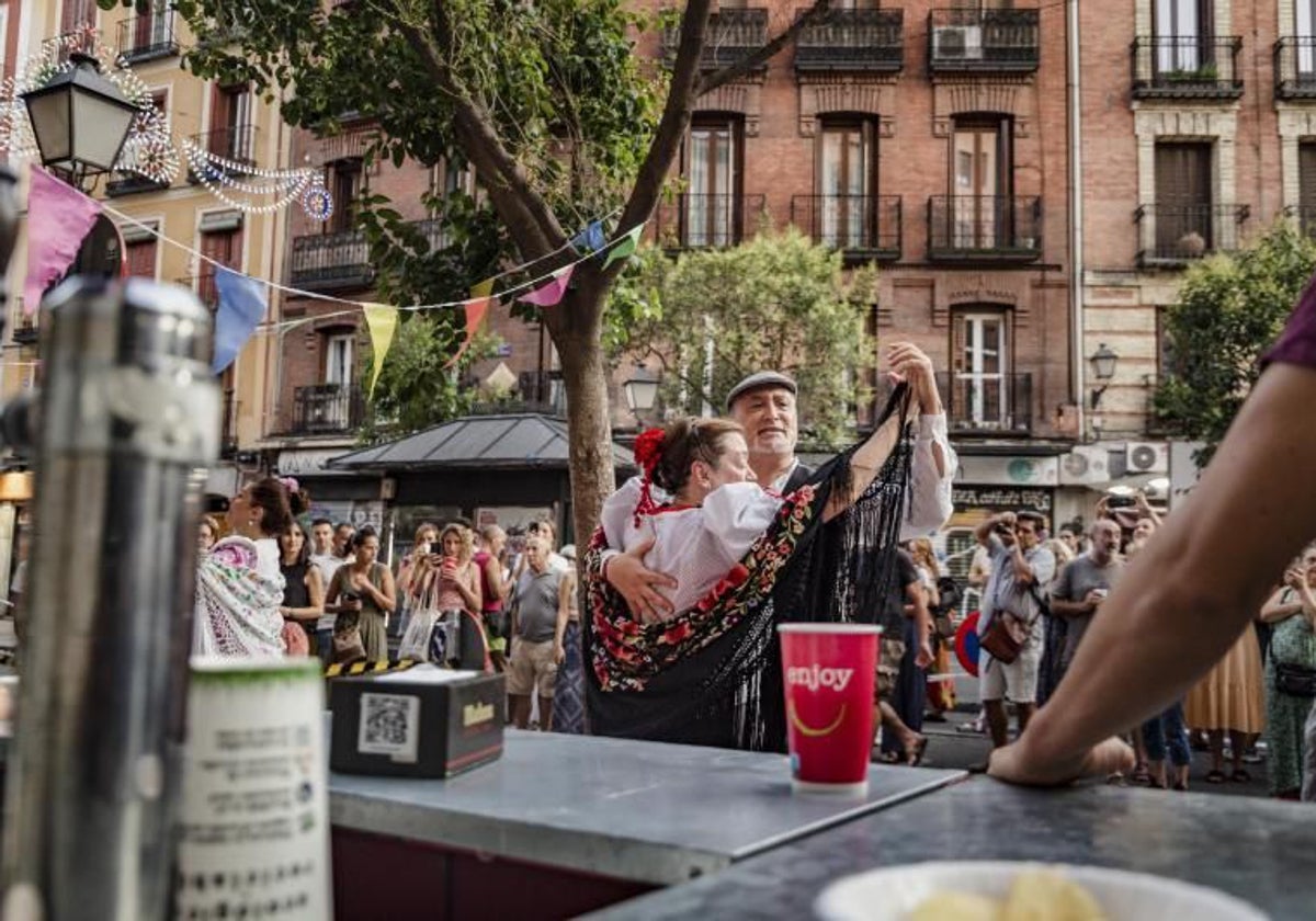 Chulapos en las fiestas de San Cayetano en la Plaza del Cascorro