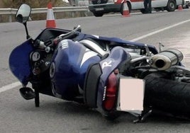 Muere al chocar con su moto contra un turismo en una carretera cercana a Granada