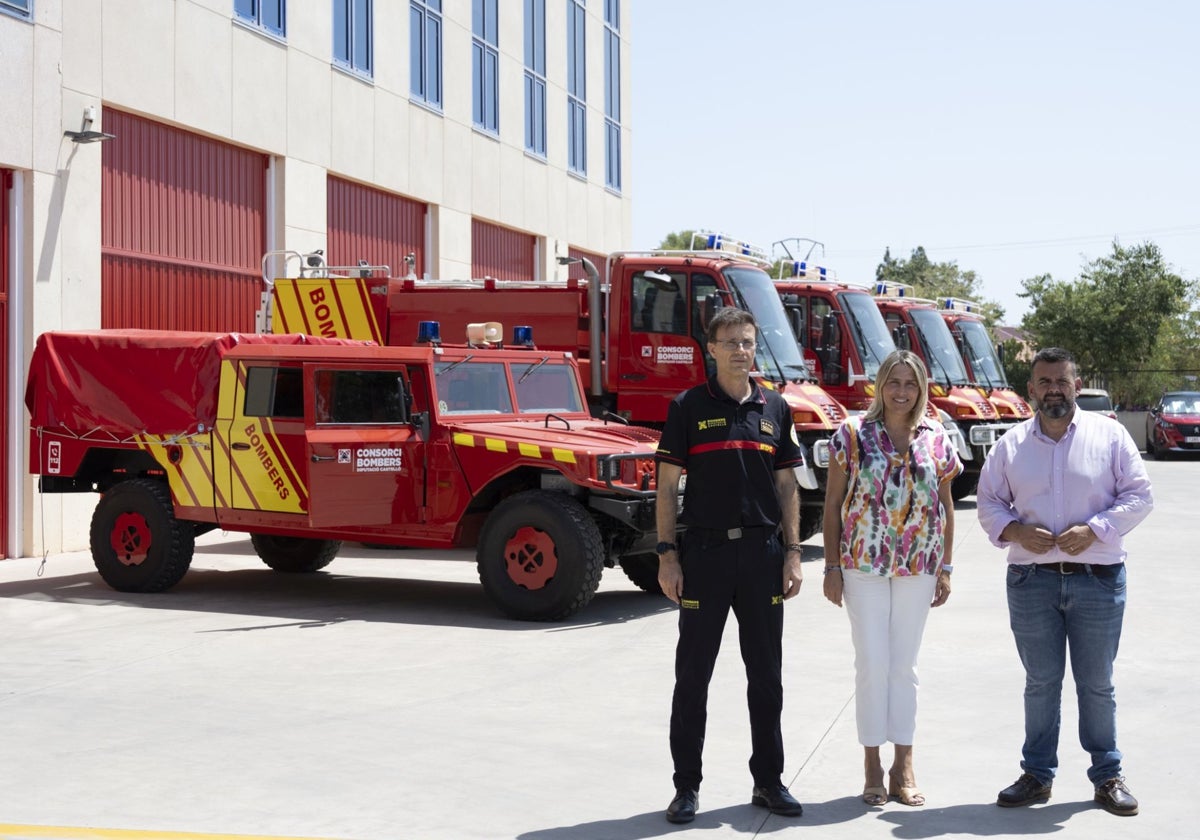 Imagen de la presidenta de la Diputación de Castellón, Marta Barrachina (en el centro), junto a la nueva flota de vehículos del Consorcio Provincial de Bomberos