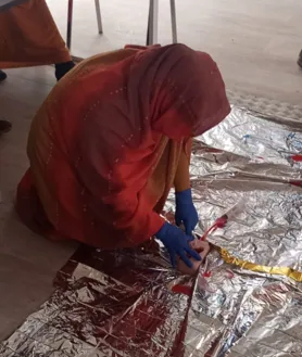 Imagen secundaria 2 - Arriba, los alumnos tras finalizar el curso de desminado. Abajo a la izquierda, parte del material que Murria y sus dos compañeros llevaron para impartir el taller. A la derecha, una de las mujeres saharauis durante la formación