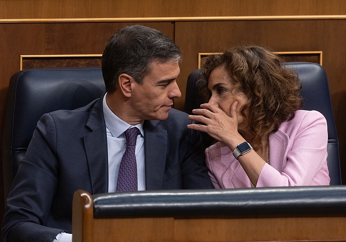 La ministra de Hacienda, María Jesús Montero, habla con Pedro Sánchez en el Congreso