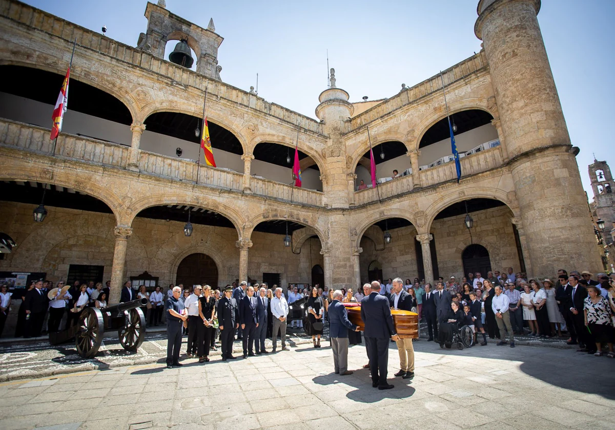 la Corporación municipal de Ciudad Rodrigo rinde honores a la figura de Manuel Delgado Sánchez-Arjona, primer alcalde de la democracia de la localidad