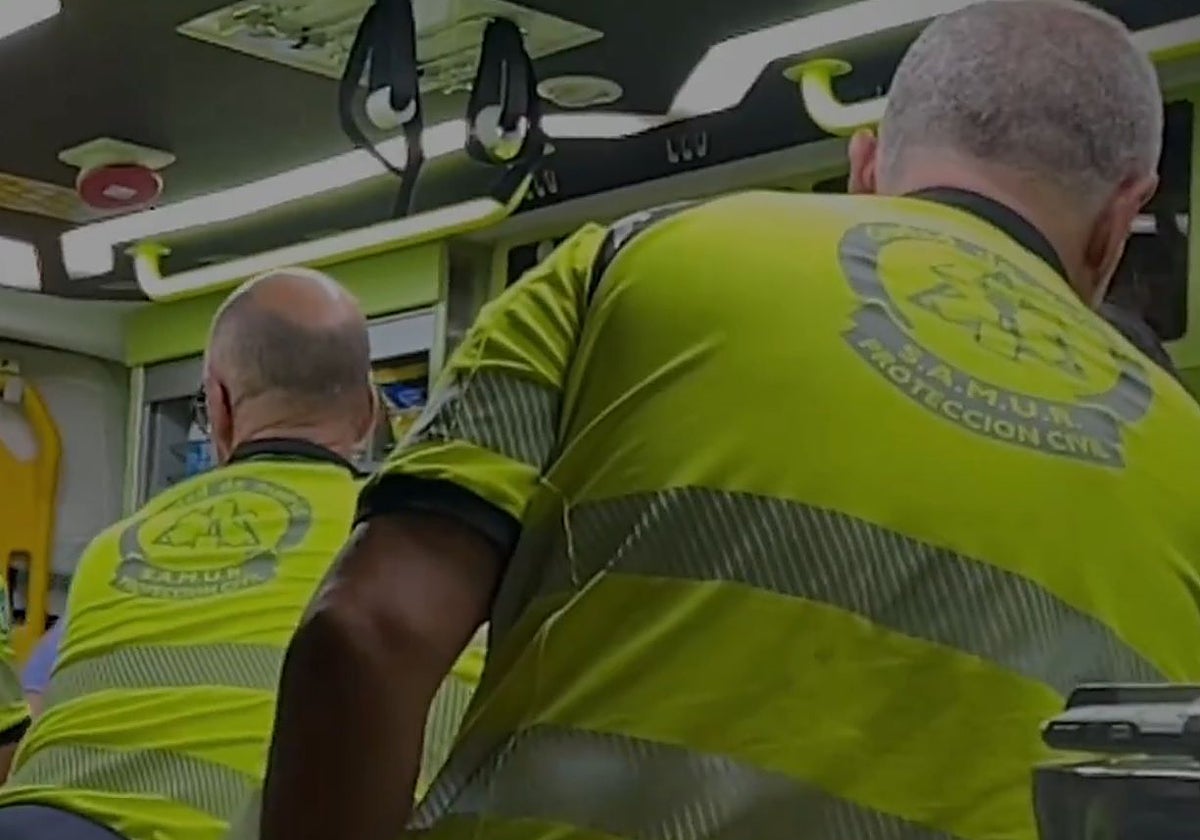 Los efectivos del Samur atienden a un herido