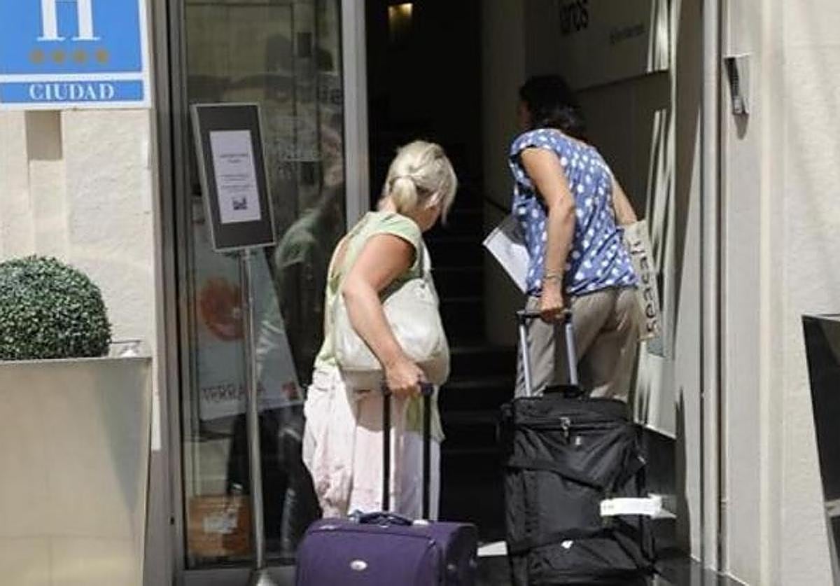 Turistas accediendo a un hotel de cuatro estrellas