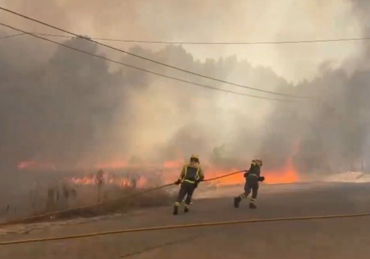 Un grupo de bomberos trabaja para extinguir el fuego en El Molar