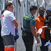 Rescatados 88 migrantes y varios menores en un cayuco que llevaba 8 días en el mar