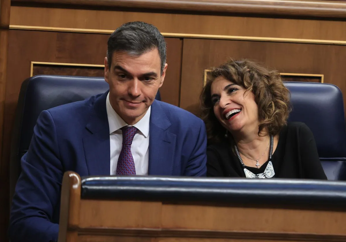 Pedro Sánchez y María Jesús Montero en el Congreso de los Diputados