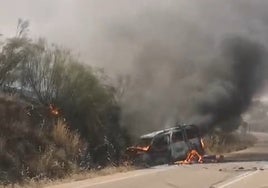 «Su control va a necesitar tiempo y mucho esfuerzo»: así está el incendio forestal originado por un accidente de tráfico